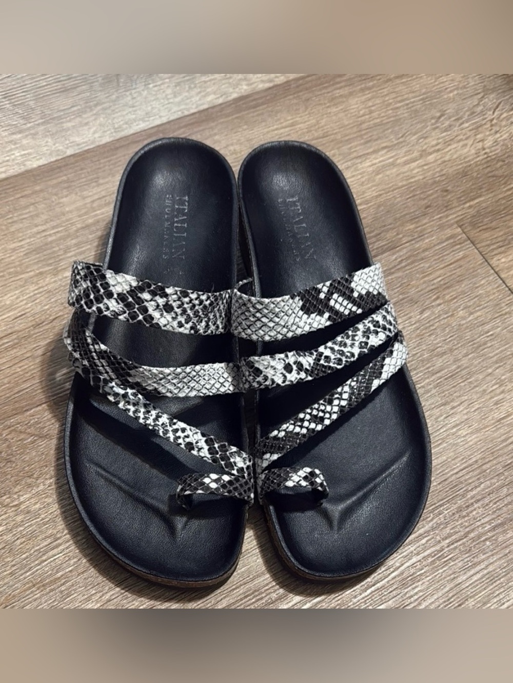 Italian Shoemakers/EUC Black and White Snake Print Slide Sandals Sz. 7.5